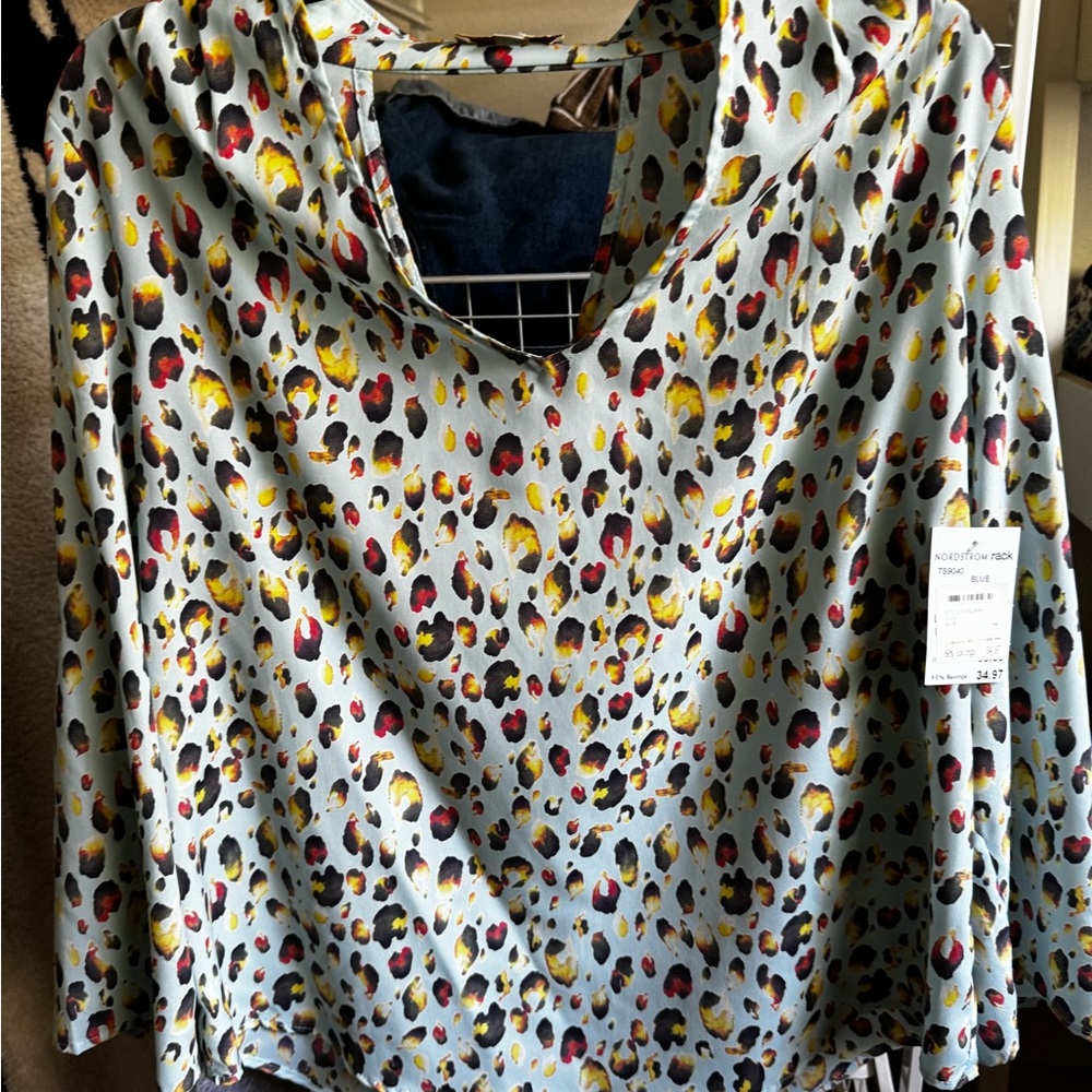 🩵💛NWT SIZE L Collective Concepts light blue abstract pattern top💛🩵